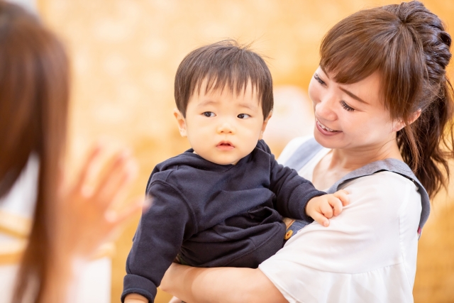 登園する子供