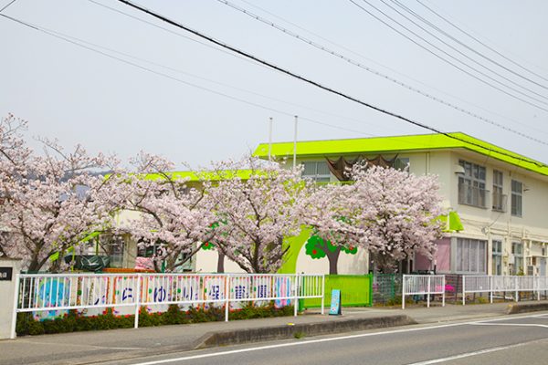 登園する子供